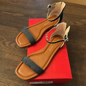 NWT Kelly & Katie denim zip back sandals, sz 7